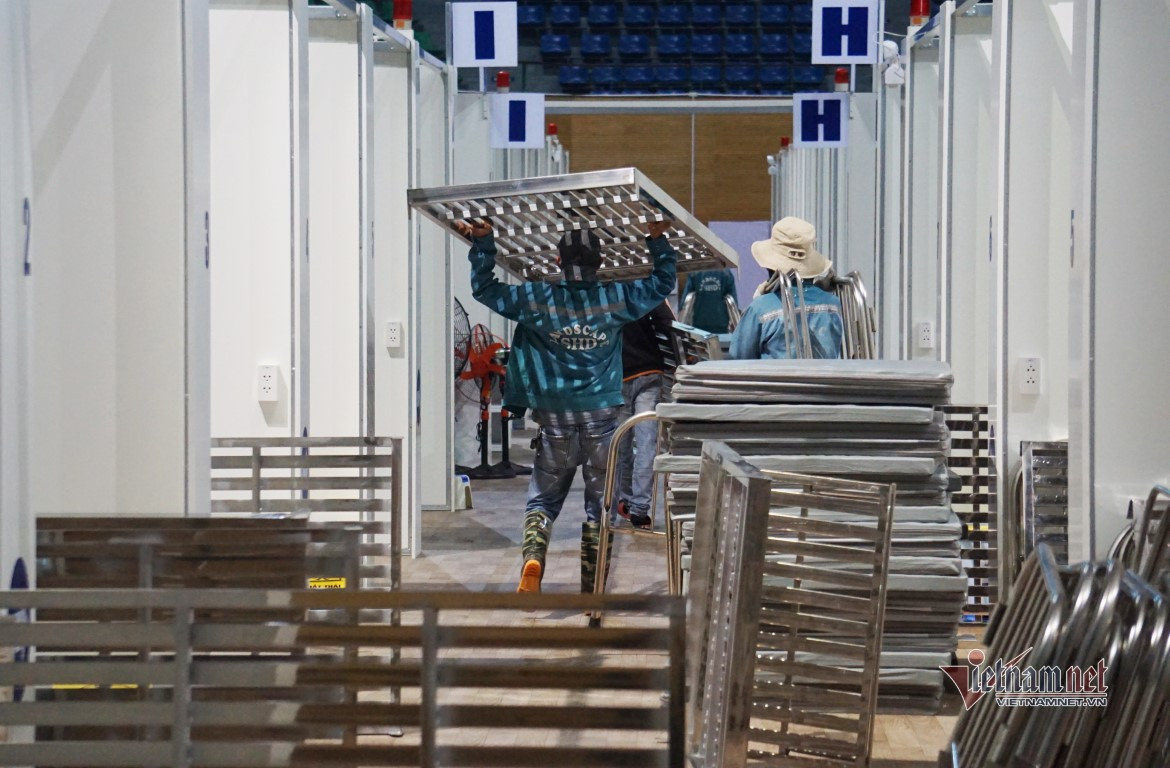 Chiều nay (30/1), hàng chục công nhân có mặt tại bệnh viện dã chiến Tiên Sơn (Đà Nẵng) di chuyển thiết bị y tế tại đây, để đưa ra tỉnh Hải Dương xây dựng cơ sở điều trị bệnh nhân Covid-19. Các trang thiết bị được di chuyển đi là giường bệnh, quạt, máy móc, nệm…