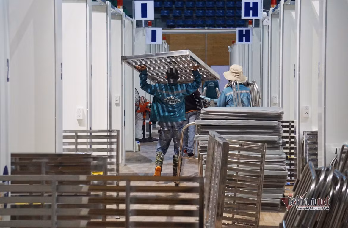 Chiều nay (30/1), hàng chục công nhân có mặt tại bệnh viện dã chiến Tiên Sơn (Đà Nẵng) di chuyển thiết bị y tế tại đây, để đưa ra tỉnh Hải Dương xây dựng cơ sở điều trị bệnh nhân Covid-19. Các trang thiết bị được di chuyển đi là giường bệnh, quạt, máy móc, nệm…