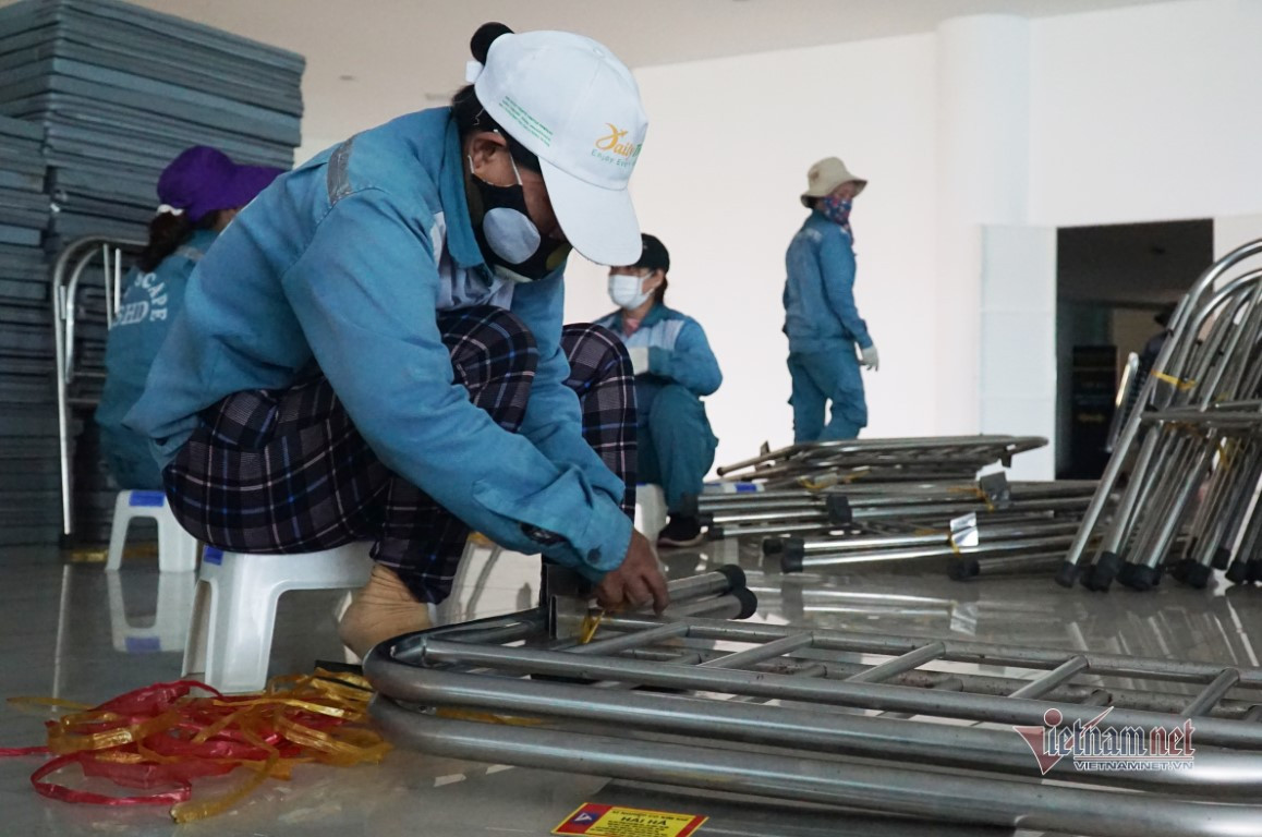 Công nhân xếp gọn các thiết bị để chuẩn bị đưa lên xe. Ngày hôm nay công việc tháo dỡ sẽ hoàn thành