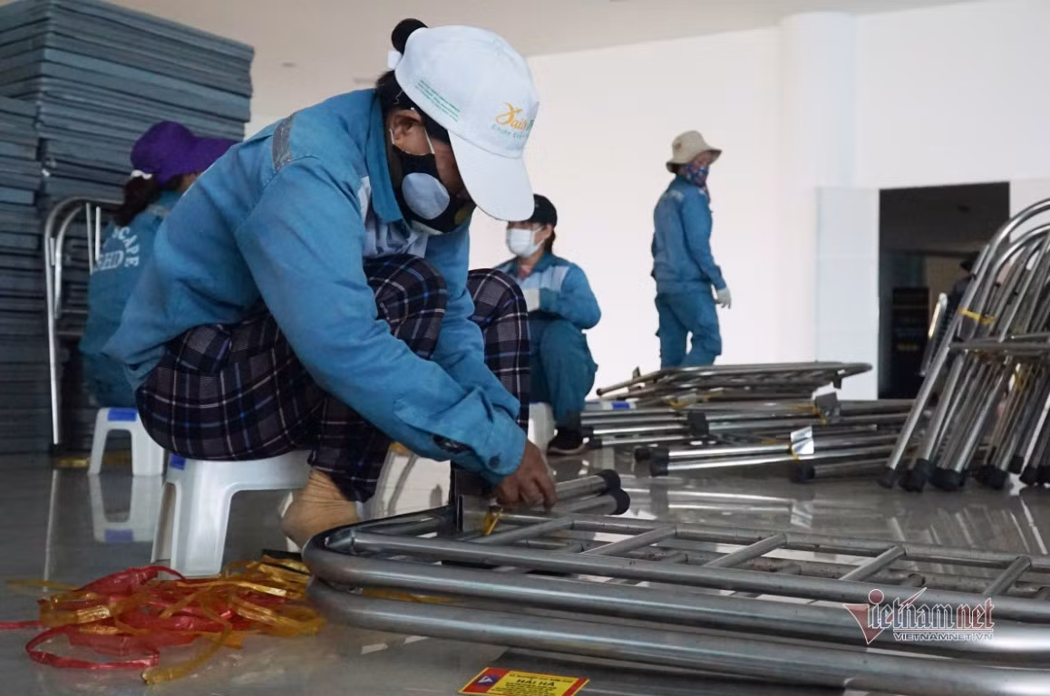 Công nhân xếp gọn các thiết bị để chuẩn bị đưa lên xe. Ngày hôm nay công việc tháo dỡ sẽ hoàn thành