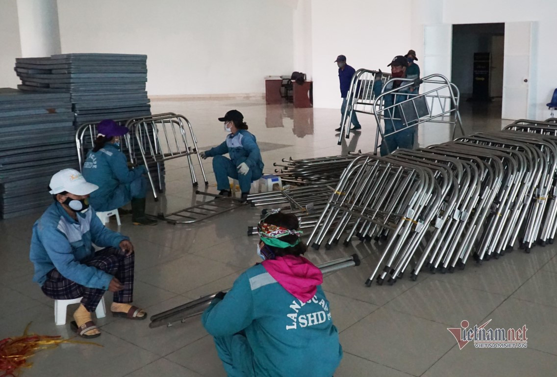 Công nhân khẩn trương di chuyển trang thiết bị để đưa ra tỉnh Hải Dương phục vụ chống dịch