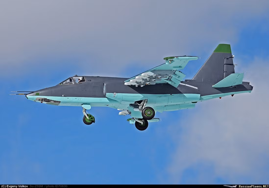 Cường kích cơ Su-25SM3 là phiên bản hiện đại nhất của dòng cường kích cơ Su-25 do Liên Xô sản xuất trong quá khứ. Ở phiên bản mới này, Nga đã trang bị một loạt các tính năng thời thượng cho chiếc cường kích cơ.