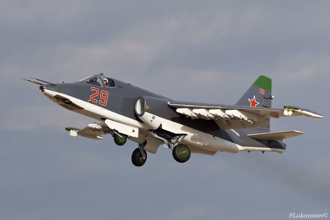 Thiết kế động cơ đặc biệt của cường kích Su-25SM3, cho phép nó sử dụng nhiều loại nhiên liệu khác nhau. Điều này sẽ giúp giảm tải cho lực lượng hậu cần, nhất là trong những tình huống khẩn cấp.