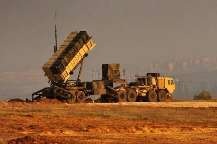 "Tại Mỹ, bất chấp thái độ kém thân thiện với Nga, vẫn có những nhà lãnh đạo tỉnh táo để đánh giá hậu quả và ngăn chặn các đơn vị phòng không Mỹ triển khai trên lãnh thổ Ukraine", ông Knutov nhấn mạnh.