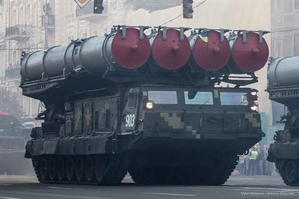 “Nếu chúng ta nói về tổ hợp S-300, vốn có số lượng lớn trên lãnh thổ Ukraine từ thời Liên Xô, nó vượt qua Patriot của Mỹ về nhiều mặt: cả về tầm bắn và an ninh”, Tiến sĩ khoa học quân sự Nga nhấn mạnh.