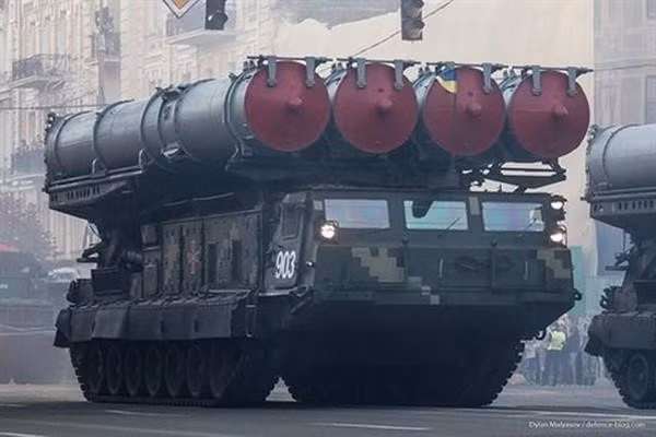 “Nếu chúng ta nói về tổ hợp S-300, vốn có số lượng lớn trên lãnh thổ Ukraine từ thời Liên Xô, nó vượt qua Patriot của Mỹ về nhiều mặt: cả về tầm bắn và an ninh”, Tiến sĩ khoa học quân sự Nga nhấn mạnh.