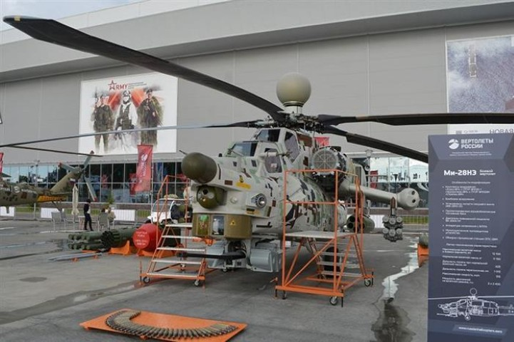 Hiện tại một loạt vũ khí dẫn đường đã được đưa vào biên chế Hàng không Lục quân Nga để trang bị cho trực thăng tấn công, bao gồm các loại tên lửa Shtum, Ataka, Vikhr, và bây giờ có thêm Khrizantema-VM.