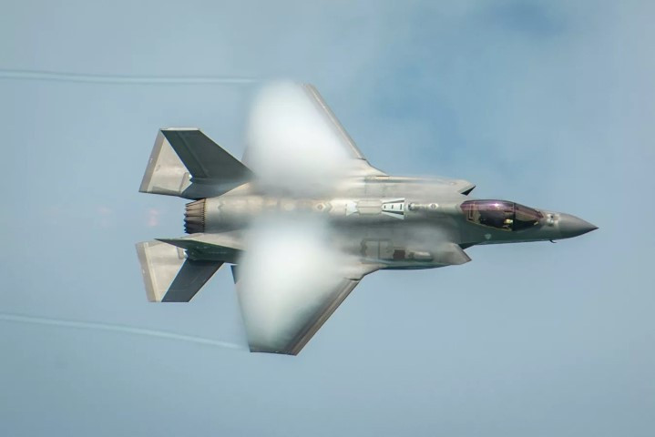 Để làm được điều này, F-35C cần có một vài chi tiết đặc biệt, trong đó nó cần hệ thống cánh có thể gập được, để giảm thiểu diện tích lưu trữ trên tàu sân bay.