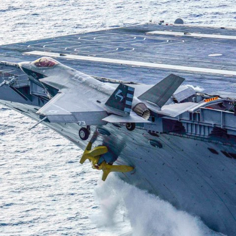 Hình ảnh một chiếc tiêm kích hạm F-35C của Không quân Hải quân Mỹ bị treo ở mạn tàu sân bay, đã thu hút rất nhiều sự quan tâm của báo giới. Tuy nhiên sau nhiều ngày xuất hiện, vẫn chưa rõ vụ việc này xảy ra vào thời điểm nào.