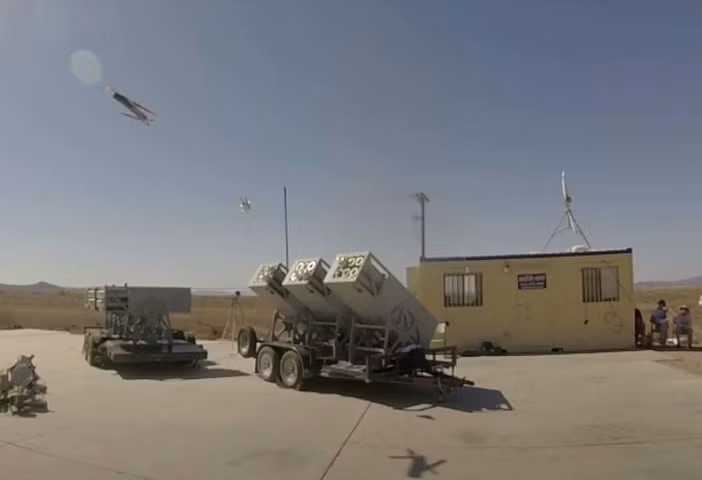 Tại Triển lãm Hàng không Vũ trụ Quốc tế Dubai Airshow lần thứ 17 tổ chức tại UAE, Công ty quốc phòng UVision của Israel - nổi tiếng với những hệ thống tác chiến không người lái lợi hại đã công bố ảnh đồ họa về dòng máy bay không người lái cảm tử HERO của mình.