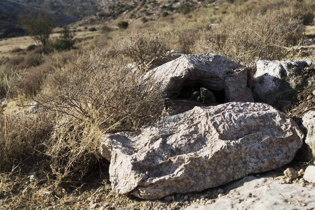 Đối phương sẽ chỉ phát hiện ra người lính ở khoảng cách quá gần và khi đó - thường cũng là quá muộn.