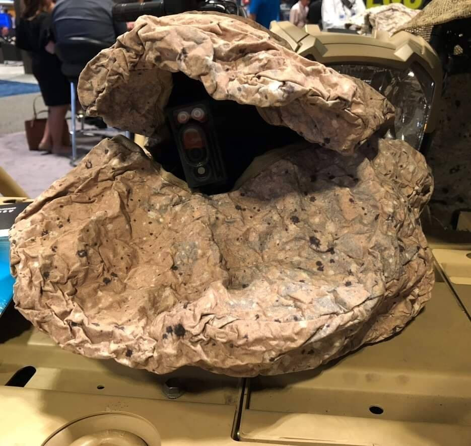 Bằng mắt thường, sẽ rất khó có thể phát hiện ra thiết bị ngụy trang này do nó được may rất đặc biệt, giúp người lính hòa vào môi trường xung quanh.