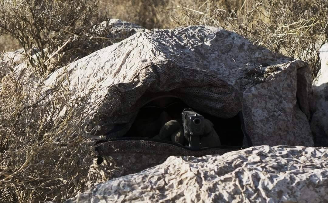 Lính Israel bên trong túi ngụy trang.