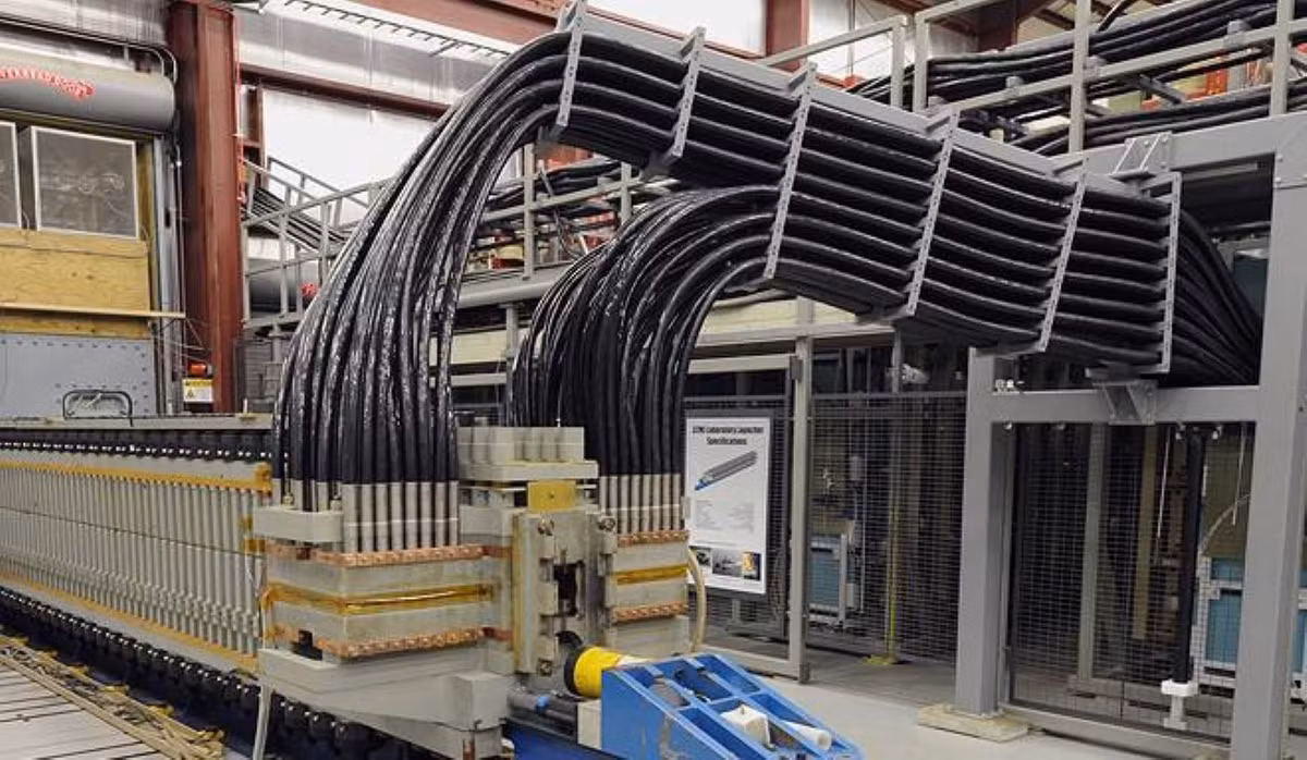 Cựu Thứ trưởng Quốc phòng Mỹ Robert Work từng nhấn mạnh rằng pháo điện từ không đắt tiền nhưng có giá trị răn đe rất lớn. “Chúng sẽ có thể chống lại máy bay, tên lửa, xe tăng và gần như mọi thứ”, WSJ dẫn lời ông Work lý giải.