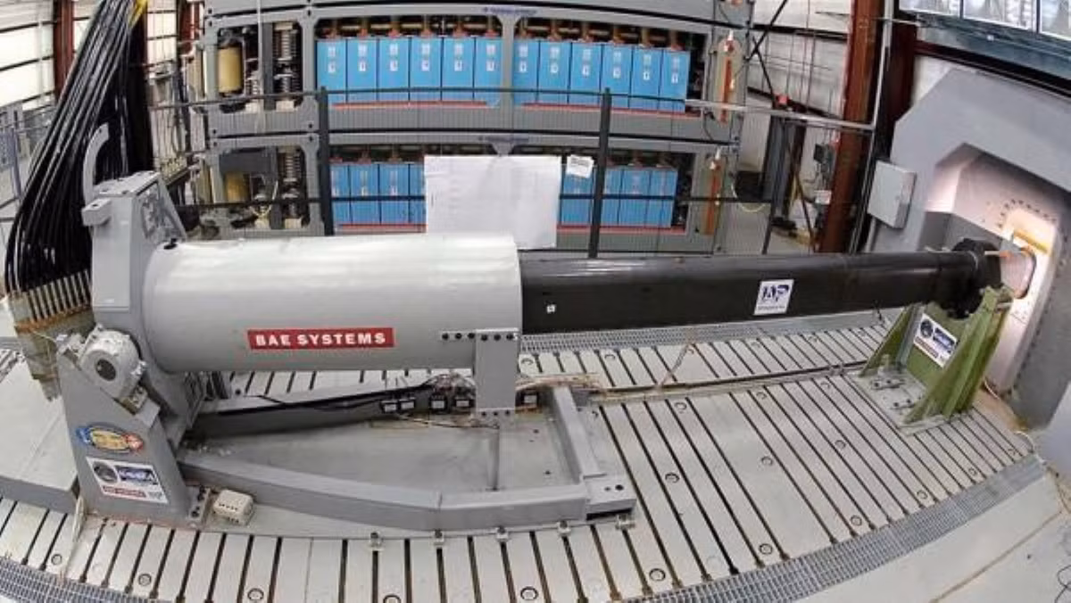 Siêu pháo điện từ, không dùng thuốc súng hay chất nổ để đẩy viên đạn đi, nhưng nó dùng sức mạnh từ trường tạo ra từ dòng điện.