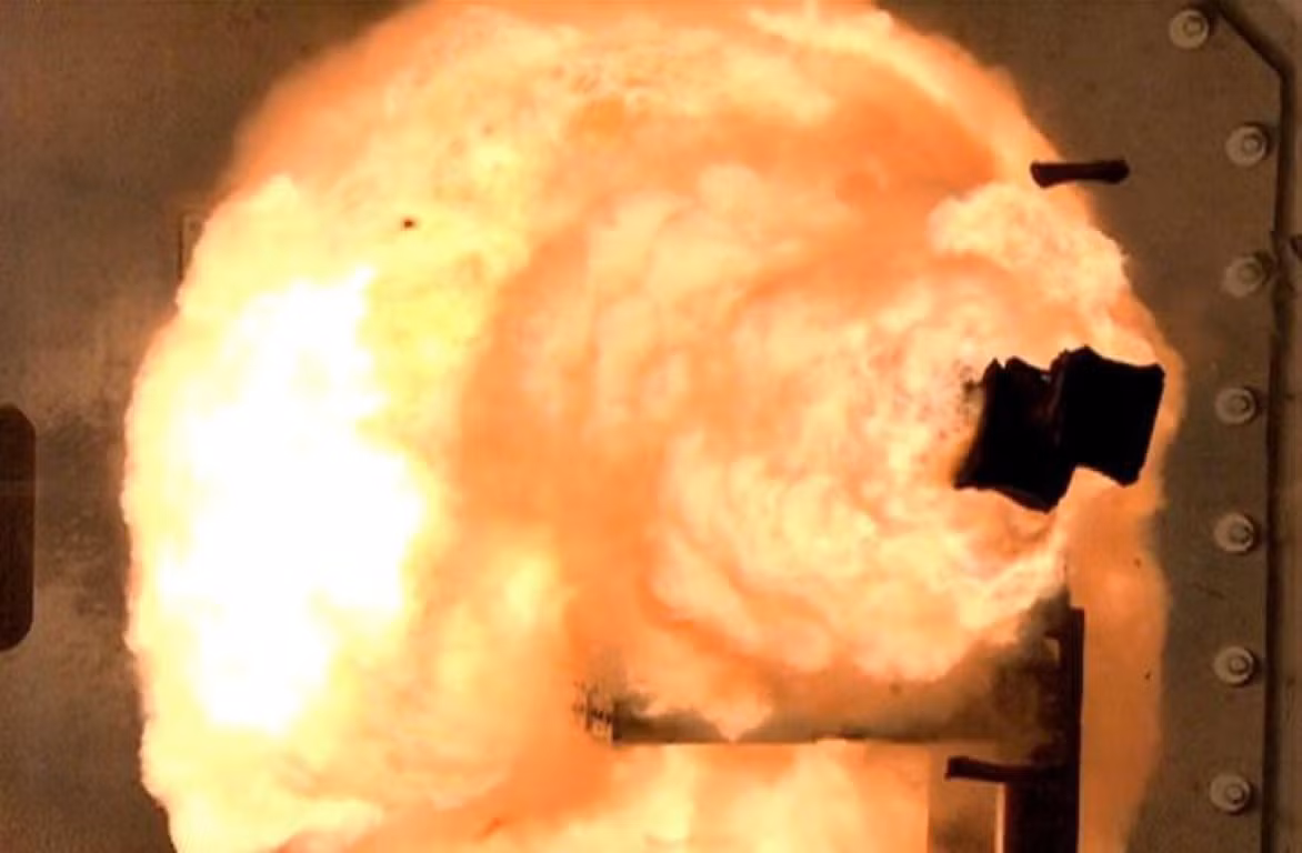 Vũ khí này còn có tầm bắn và sức công phá hơn cả loại pháo 406 mm của những tàu chiến lớn thời Thế chiến 2, được cho là có tầm bắn gần 39 km và có khả năng xuyên thủng bê tông gần 1 m.