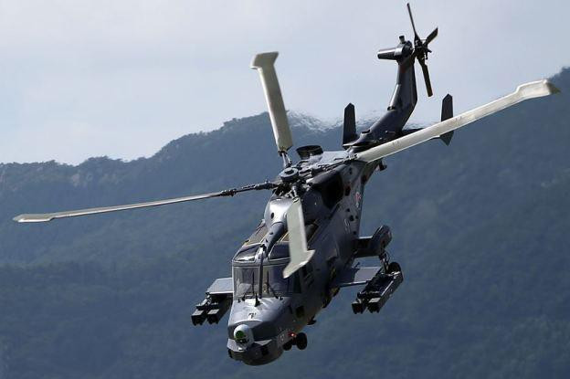 Các nguồn tin an ninh cho The Sun biết, nam kỹ thuật viên trên có thể đã trở thành nạn nhân trong âm mưu “bẫy tình” của nữ gián điệp của Trung Quốc nhằm thu thập thông tin bí mật. Một nguồn tin từ Hải quân Anh mô tả vụ việc là “một hành động vi phạm đáng sửng sốt”.