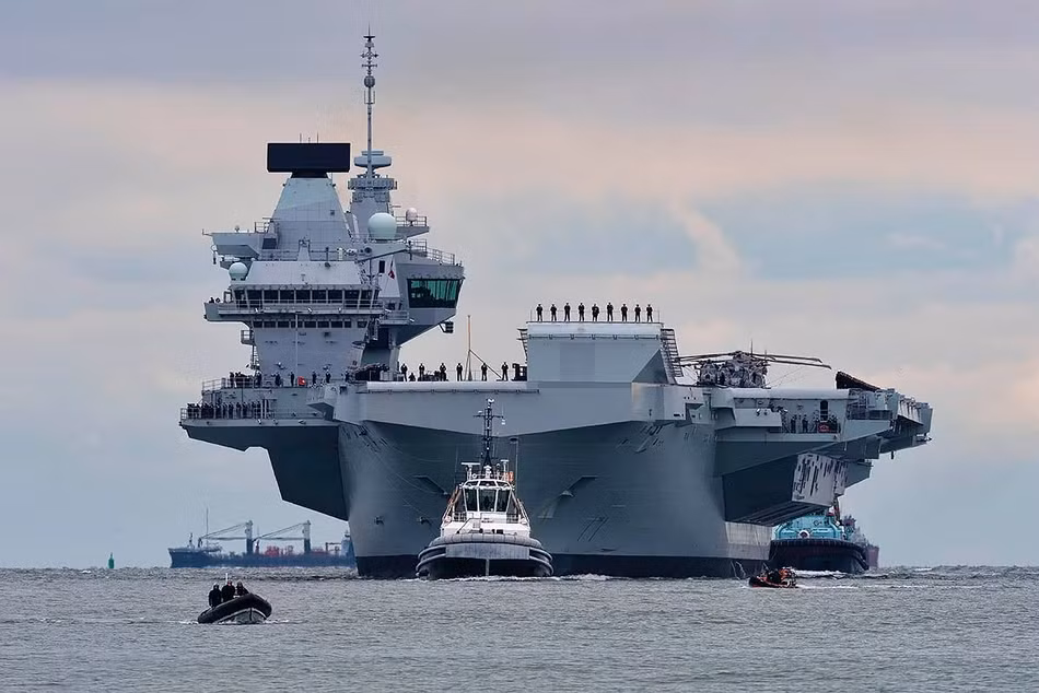 Tờ QQ của Trung Quốc lại cho rằng, Hải quân Hoàng gia Anh thực tế, có quá ít tàu chiến hiện đại. Cụ thể, lực lượng này chỉ có 6 khu trục hạm và 12 khinh hạm. Số còn lại chủ yếu là tàu hậu cần, tàu tuần tra và tàu ven bờ.