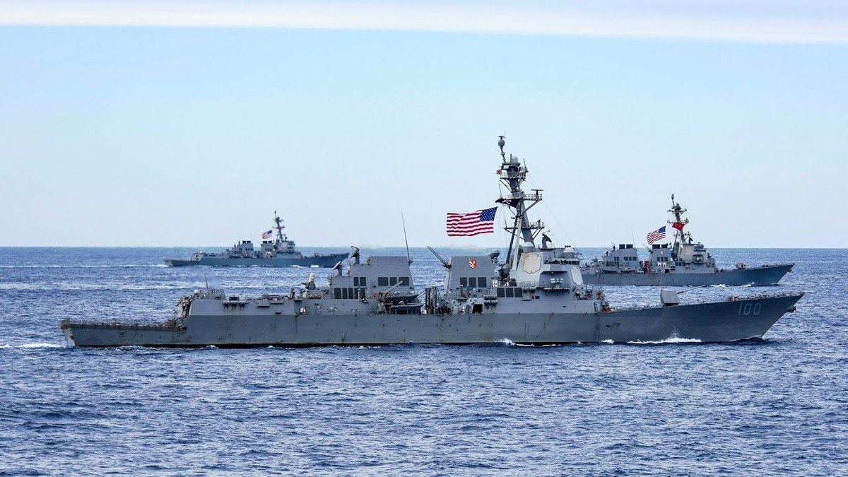 Trong khi đó Mỹ và NATO lại lên tiếng phủ nhận chủ quyền của Nga tại bán đảo Crimea, cho rằng khu vực này vẫn đang nằm trong vùng tranh chấp, tuyên bố Nga không có quyền ngăn cản tàu chiến nước ngoài.