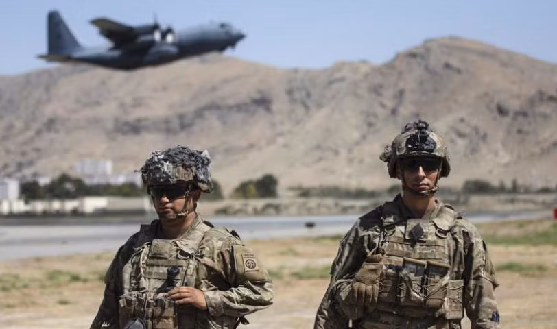 Khi vận tải cơ đáp xuống sân bay Hamid Karzai ngày 16/8, các binh sĩ Mỹ nhận thấy hầu hết các chốt an ninh xung quanh vành đai sân bay bị bỏ trống.