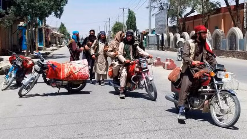 Thời điểm Taliban tiến vào thủ đô Kabul ngày 15/8, Mỹ quyết định điều quân đến đảm bảo an ninh tại sân bay quốc tế Hamid Karzai tại thủ đô Kabul, trong bối cảnh hàng chục nghìn công dân Mỹ và người Afghanistan đổ xô tới đây để được di tản.