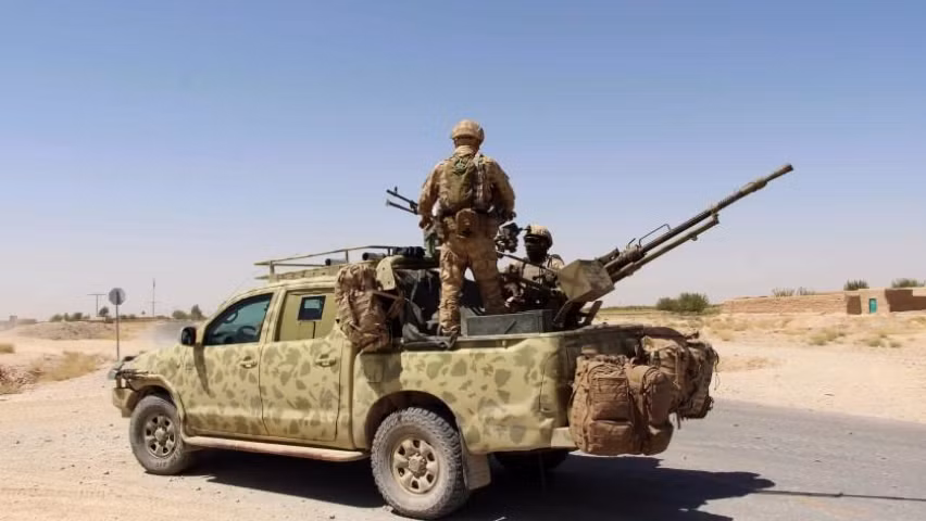 "Al Lami rất quen thuộc với súng ZPU-2 gắn trên chiếc xe bán tải. Do đó, cậu ấy tổ chức một lớp huấn luyện cho tất cả binh sĩ trong đại đội Bravo về cách vận hành. Nhờ vậy, mọi người có thể thay phiên nhau đảm bảo an ninh khi biết cách sử dụng khẩu súng", Trung tá Harris cho biết.