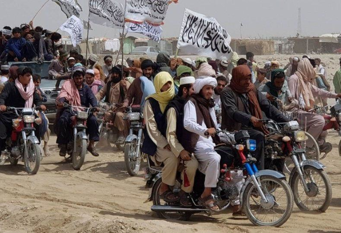 Trung tá Harris cho biết các tay súng Taliban thường xuyên xuất hiện ở bên ngoài sân bay Kabul, có lúc đứng cách binh sĩ Mỹ khoảng 30 m, thậm chí gần hơn.