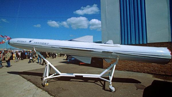 Sau khi rời bệ phóng, ở khoảng cách từ 60 đến 80 km, Yakhont sẽ bật radar của mình để tìm kiếm mục tiêu. Khi phát hiện mục tiêu và tiến sát đến gần ở cự ly từ 25 đến 30 km, tên lửa tắt mọi liên lạc với hệ thống và chỉ sử dụng radar ở trạng thái thụ động.