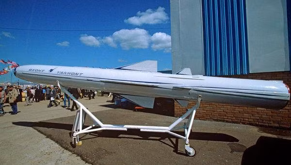 Sau khi rời bệ phóng, ở khoảng cách từ 60 đến 80 km, Yakhont sẽ bật radar của mình để tìm kiếm mục tiêu. Khi phát hiện mục tiêu và tiến sát đến gần ở cự ly từ 25 đến 30 km, tên lửa tắt mọi liên lạc với hệ thống và chỉ sử dụng radar ở trạng thái thụ động.