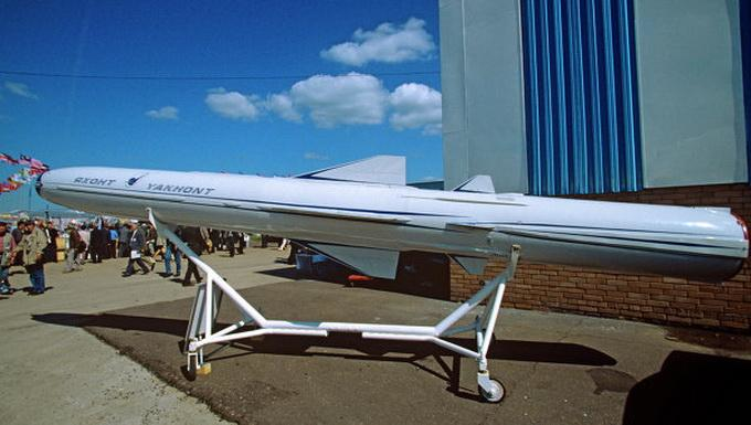 Thậm chí tên lửa còn được trang bị hệ thống cảnh báo bị radar khóa cùng với máy tính kỹ thuật số cực mạnh giúp thực hiện các đường bay thao diễn phức tạp để đánh lừa hệ thống phòng không đối phương.