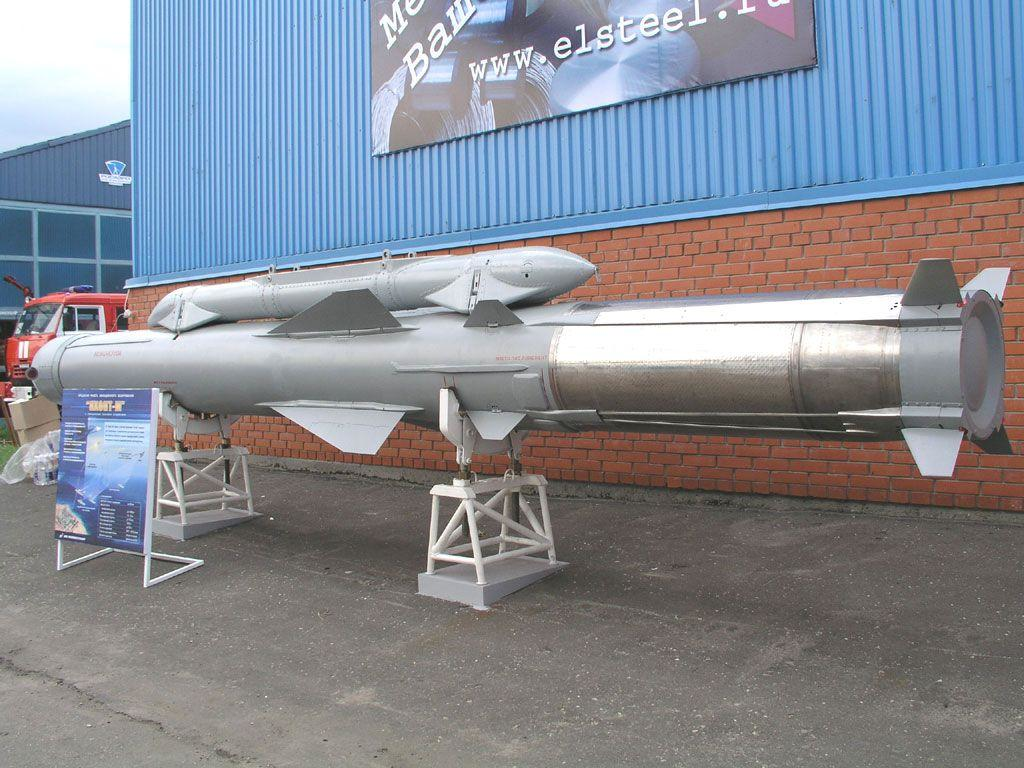 Trang bị động cơ phản lực dòng thẳng nhiên liệu lỏng cùng với tầng khởi tốc nhiên liệu rắn, Yakhont có thể tăng tốc lên đến Mach 2,5 (3.000 km/h). Với tốc độ cao, khả năng bay thấp (cách mặt biển 5 - 15 m), không một hệ thống phòng thủ nào của tàu chiến chặn được Yakhont.