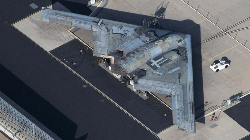 Những bức ảnh về oanh tạc cơ B-2 Spirit chiến lược của Mỹ, khi được cởi bỏ hoàn toàn lớp sơn ngụy trang chống radar, vừa được đăng tải lên Twitter của lực lượng này, đã thu hút rất nhiều sự quan tâm của công chúng.