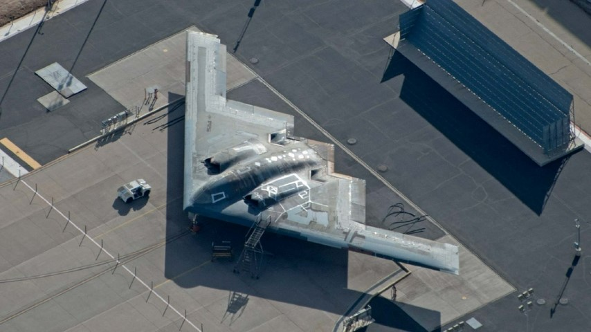 Đây là lần hiếm hoi oanh tạc cơ chiến lược B-2 Spirit bị lột trần một cách công khai. Khác với hình ảnh nhẵn nhụi của lớp sơn phủ, kết cấu bên dưới thân của chiếc B-2 Spirit rất phức tạp, và thậm chí còn không đối xứng.