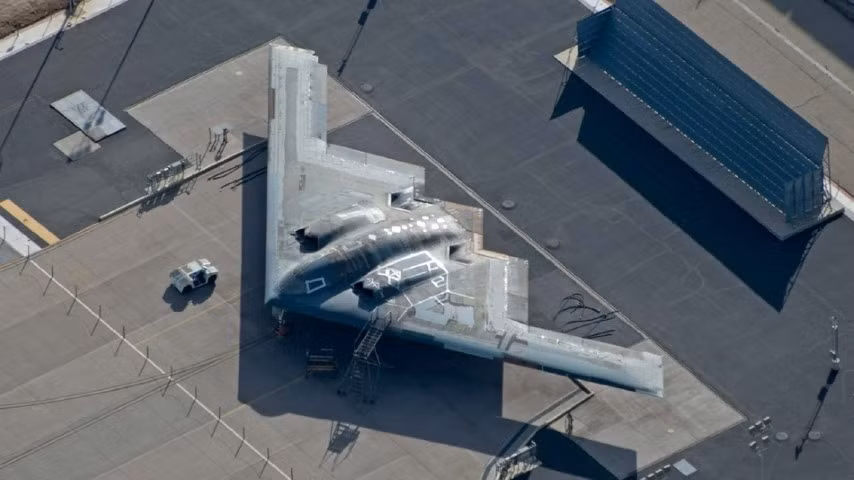 Đây là lần hiếm hoi oanh tạc cơ chiến lược B-2 Spirit bị lột trần một cách công khai. Khác với hình ảnh nhẵn nhụi của lớp sơn phủ, kết cấu bên dưới thân của chiếc B-2 Spirit rất phức tạp, và thậm chí còn không đối xứng.