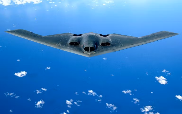 Để có thể bay mà không cần cánh đuôi, chiếc B-2 Spirit có cơ cấu bay điều khiển điện tử cực kỳ phức tạp và tân tiến, giúp hỗ trợ rất nhiều cho các động tác điều khiển của phi công.