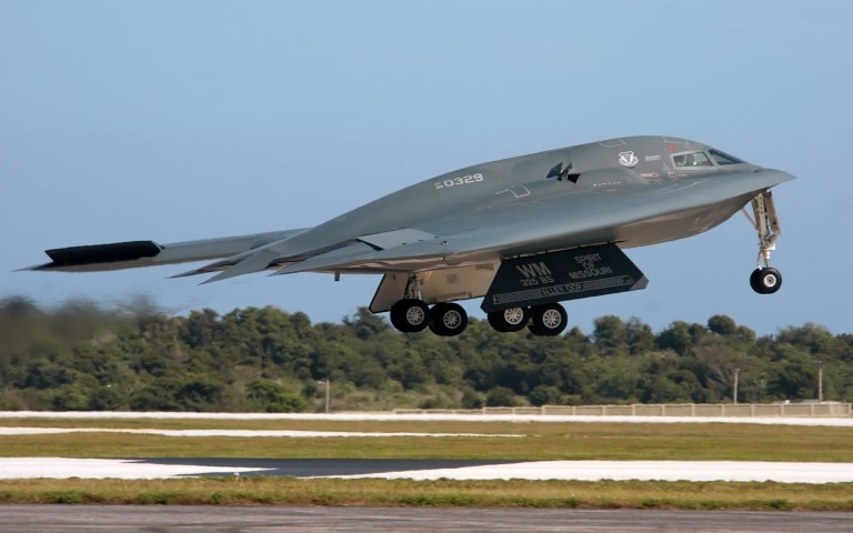 B-2 Spirit được thiết kế như một máy bay ném bom thế hệ thứ tư, nhưng lại mang trong mình tầm nhìn của một chiến đấu cơ thế hệ 5 - nghĩa là nó có khả năng tàng hình trước radar của đối phương.