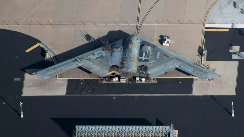 Các kết cấu bất đối xứng này, chủ yếu có được là do thiết kế cực kỳ hiện đại và đặc biệt của máy bay ném bom chiến lược B-2 Spirit của Mỹ.