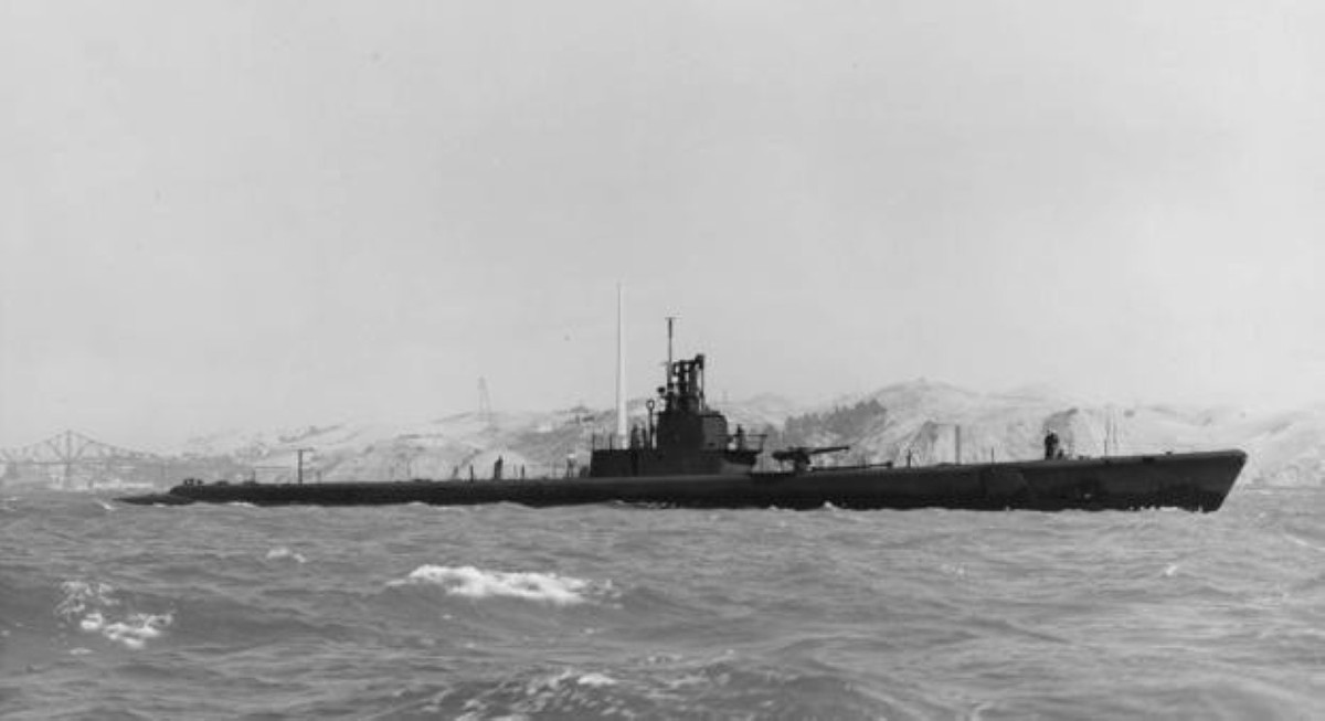 Quả ngư lôi bất ngờ vọt lên khỏi mặt nước nhưng gặp trục trặc kỹ thuật khiến nó đột ngột quay đầu, hướng thẳng vào chính tàu ngầm vừa phóng nó.