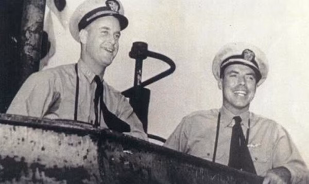 Trong chuyến tuần tra tác chiến đầu tiên quanh quần đảo Caroline và Mariana, tàu ngầm USS Tang dưới quyền của ông đánh chìm 6 tàu Nhật Bản với tổng tải trọng 18.000 tấn, trong đó 16/24 ngư lôi trúng mục tiêu.