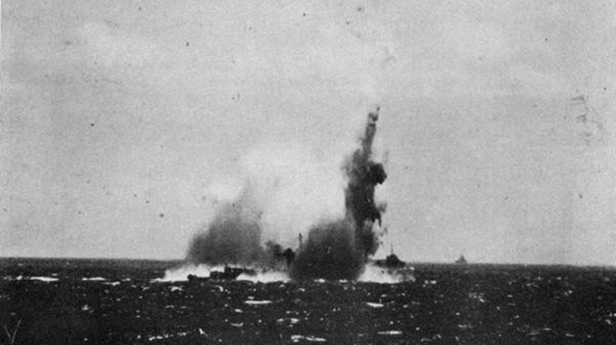 Hai tàu Nhật Bản cố gắng đâm va tàu ngầm Mỹ nhưng lại lao vào nhau khi USS Tang cơ động né tránh. Trong lúc rút lui, tàu ngầm Mỹ phóng thêm 4 ngư lôi qua ống phóng đuôi để đánh chìm hai tàu này.