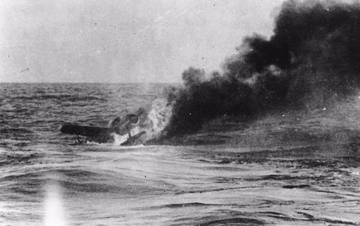 Khoảng 30 thủy thủ mắc kẹt trong khoang ngư lôi phía mũi tàu. Họ đốt các tài liệu mật và hứng chịu một cuộc tấn công bằng bom chìm của tàu Nhật Bản trước khi tìm cách thoát ly.