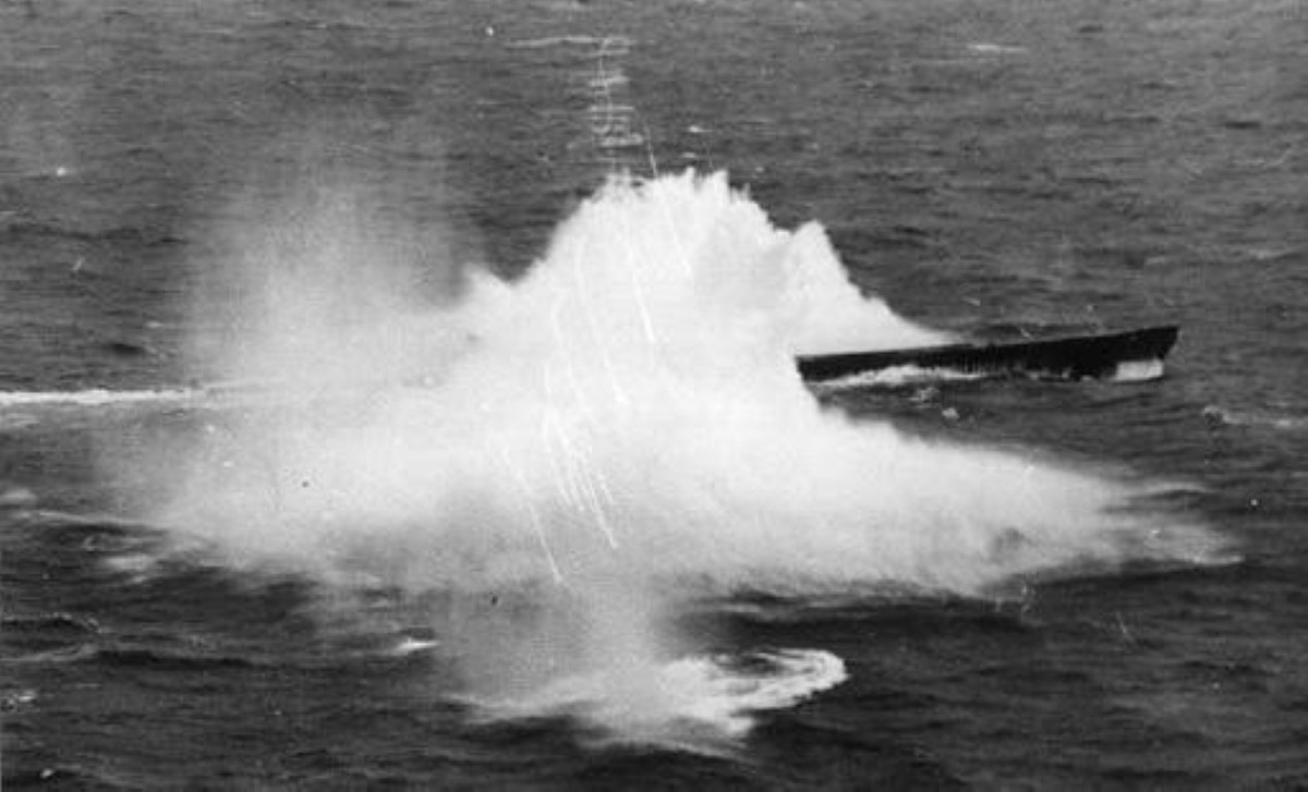 Đầu đạn nặng 258 kg của ngư lôi Mark 18 đánh trúng khoang chứa ngư lôi phía đuôi tàu ngầm và phát nổ, khiến một nửa trong số 87 thành viên thủy thủ đoàn thiệt mạng tại chỗ.