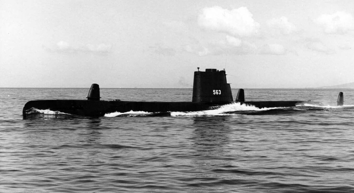 Đêm 24/10/1944, tàu ngầm USS Tang của hải quân Mỹ bí mật bám đuôi biên đội tàu chở dầu và vận tải quy mô lớn dưới sự hộ tống của khu trục hạm Nhật Bản tại eo biển Đài Loan. Đó là chuyến tuần tra chiến đấu thứ năm của USS Tang trong Thế chiến II.