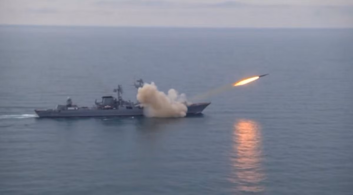 Trong khi đó Moscow lại khẳng định điều ngược lại, nhấn mạnh bán đảo Crimea thuộc về nước Nga, và cảnh báo sẽ "nhấn chìm" bất cứ tàu chiến nước ngoài nào tiếp cận vào vùng lãnh hải của Crimea. Nguồn ảnh: Pinterest.