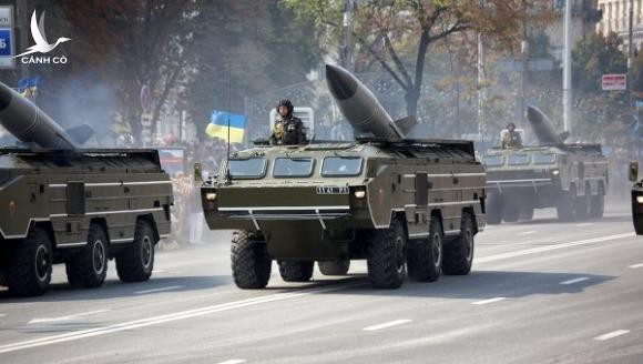 Tên lửa được vận chuyển và phóng đi trên xe mang phóng tự hành 9P129, tên lửa sử dụng hệ thống dẫn đường quán tính cho độ chính xác tương đối khi tiêu diệt mục tiêu.