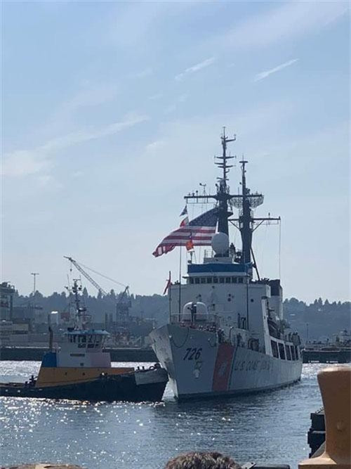 Được đóng từ cuối thập niên 60 của thế kỷ trước, đây là loại tàu tuần duyên lớn nhất và có thể di chuyển xa nhất của Mỹ. Theo lý thuyết, các tàu lớp Hamilton của Hải quân Mỹ có tải trọng tới 3.250 tấn và tầm di chuyển lên tới 22.530 km.