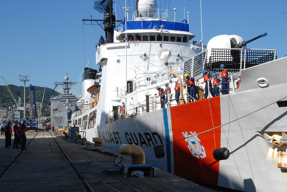 Về vũ khí, trang bị nguyên bản trên các tàu tuần tra lớp Hamilton như John Midgett bao gồm một hải pháo 76mm, hai pháo 25mm Mk38, 6 súng máy 12,7mm và 1 pháo cao tốc 20mm Phalanx.