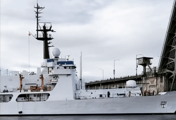 Theo như những hình ảnh được đăng tải, tàu chiến John Midgett đã được lột sạch vũ khí, chỉ còn lại duy nhất một khẩu pháo hạm 76mm.