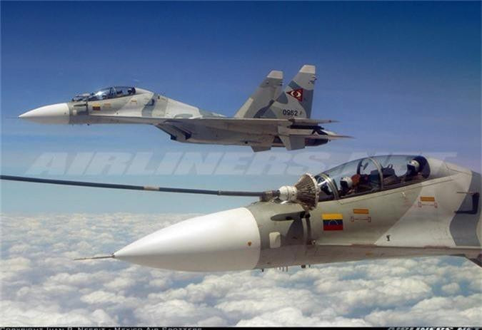 Ngoài ra cũng phải nhắc đến việc trong khi phi đội Su-30MK2 sụt giảm mạnh thì Không quân Venezulea vẫn còn sự phục vụ của nhiều tiêm kích hạng nhẹ F-16 do Mỹ sản xuất, bất chấp tuổi đời của chúng cũ hơn nhiều và nguồn phụ tùng thay thế bị Washington cắt đứt từ lâu.
