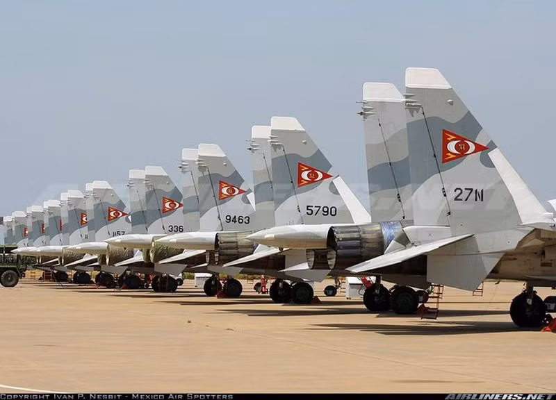 Ngày 14/6/2006, Venezuela đã ký hợp đồng mua 24 tiêm kích Su-30MK2 từ Nga, đây chính là những chiến đấu cơ tốt nhất của quốc gia Nam Mỹ này, giữ vai trò chủ lực, do những chiếc F-16 của họ thiếu phụ tùng vì bị Mỹ cấm vận.